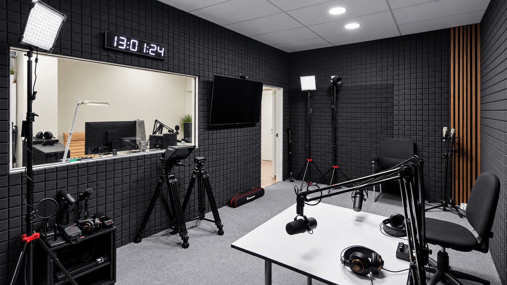Podcast Studio — чёрная студия Zebra Studios для подкастов и видеозаписи